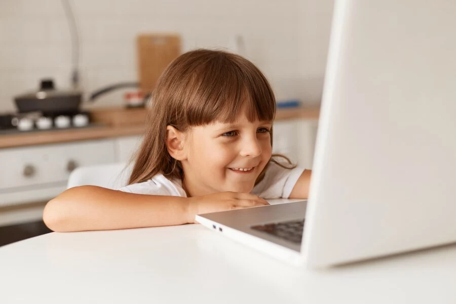 جهت کنترل اینترنتی کودک، رایانه شخصی خود را در یک منطقه قابل مشاهده در خانه قرار دهید