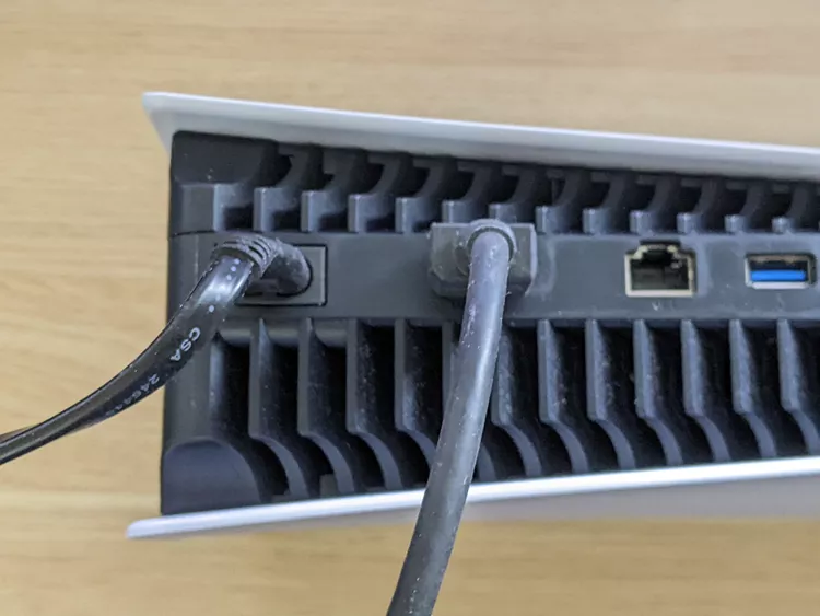 کابل برق، HDMI، USB و هر کابل دیگری را که به کنسول متصل است، جدا کنید