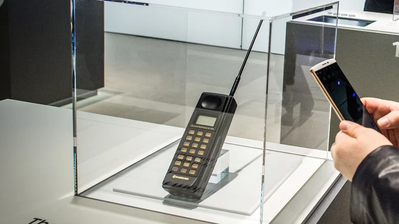 1988: اولین تلفن همراه سامسونگ