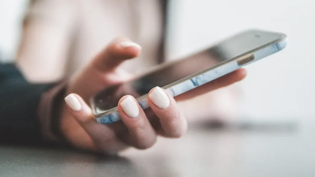 کلاهبرداری Smishing در امنیت سایبری چیست - لاگمدیا - شبکه و امنیت