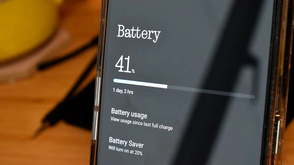 شارژ شب تا صبح باتری گوشی - لاگ‌مدیا